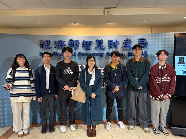 參訪師生合影