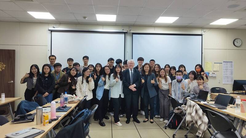 【本所消息】2025/11/05 邀請德國Boehmert & Boehmert專利法律事務所Dr. Heinz Goddar至本所演講！圖片