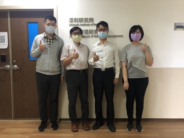 廖理事長與耿筠長及本所研究生合影