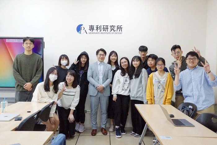 陳威智律師與本所研究生合影
